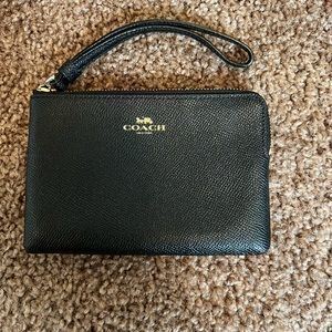 Corner zip wristlet. Coach 😍